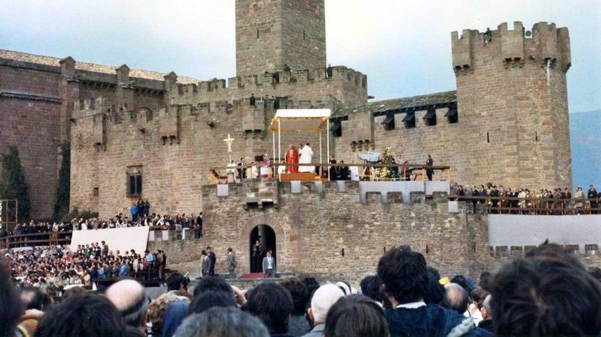 Juan Pablo II en el púlpito colocado en el castillo de Javier. DFN.