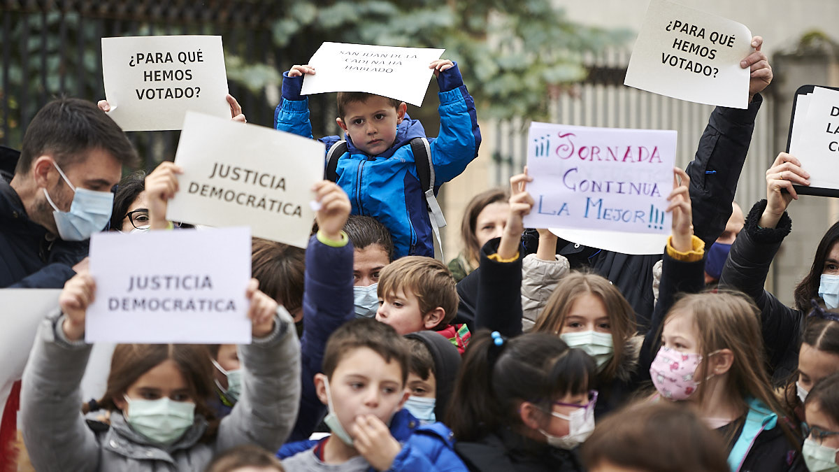 Concentración de un grupo de padres del colegio San Juan de la Cadena para reclamar la jornada continua. PABLO LASAOSA