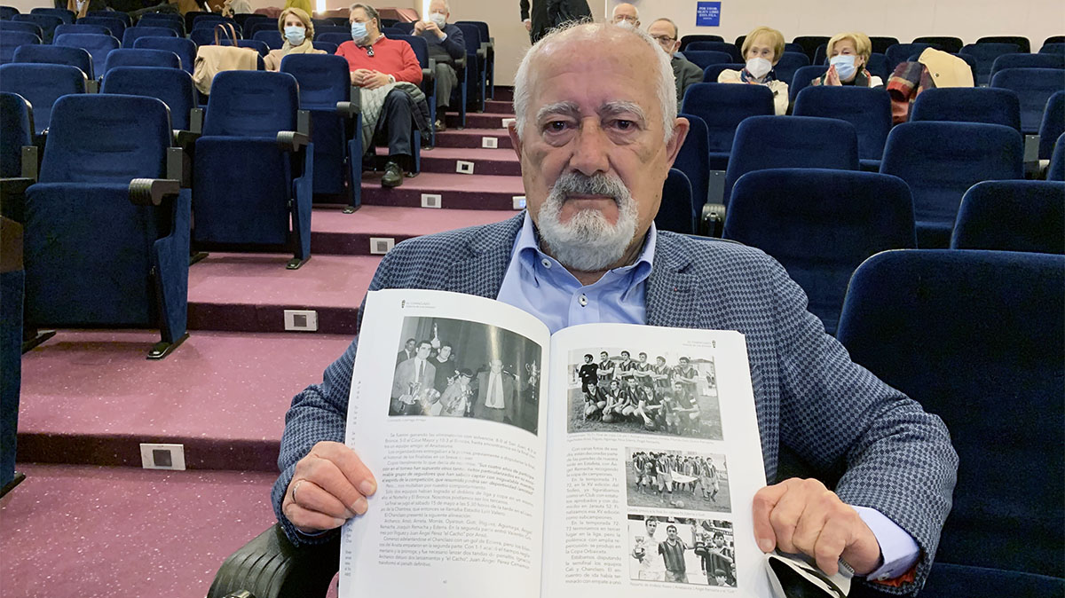 Jesús Elso Tartas con su libro sobre el Chanclazo. Navarra.com