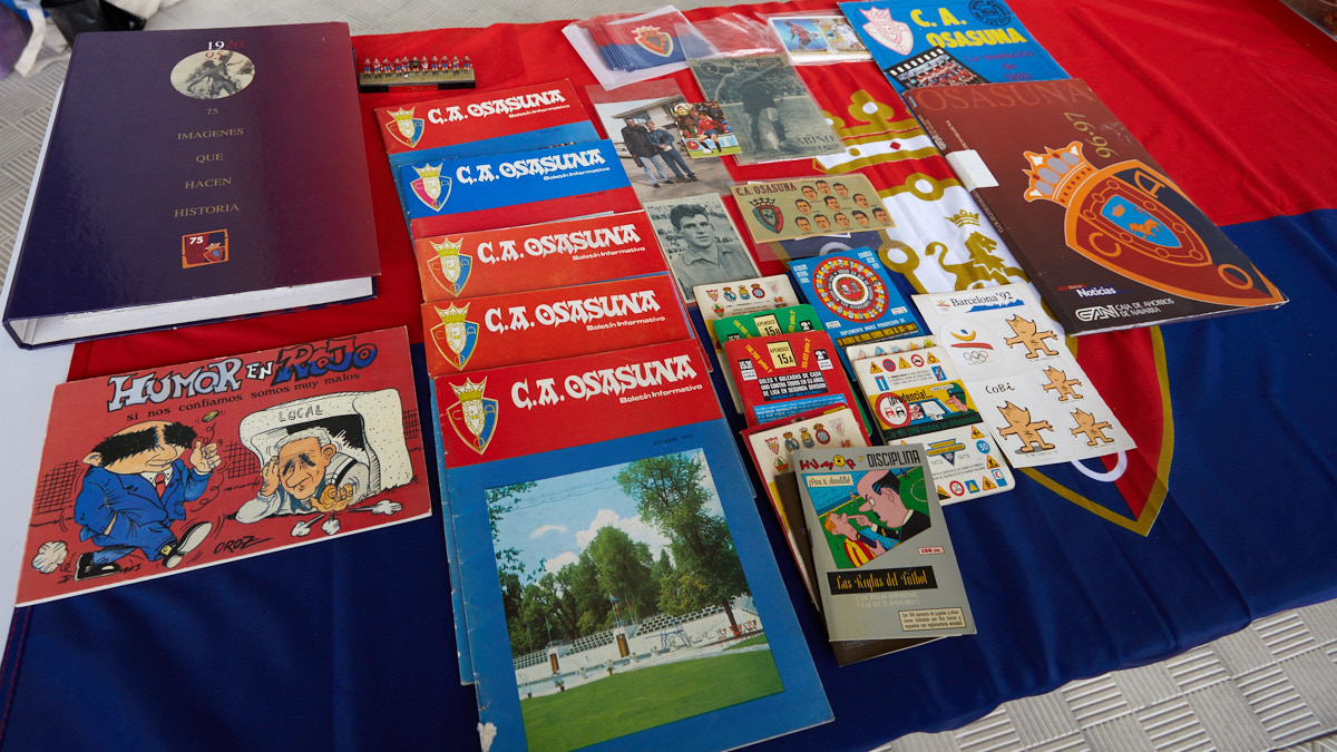 Miki Bermejo, coleccionista de cromos y otros materiales relacionados con Osasuna, organiza el 'Rastrillo Rojillo' en los bajos del Estadio de El Sadar. IÑIGO ALZUGARAY