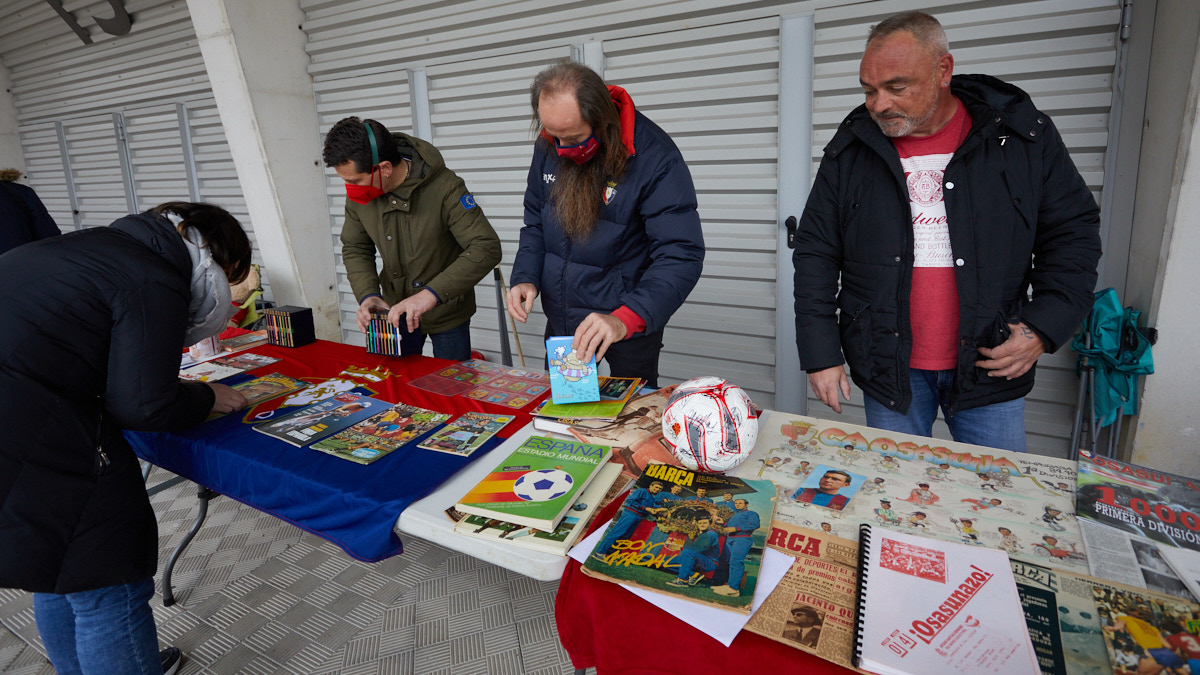 Miki Bermejo, coleccionista de cromos y otros materiales relacionados con Osasuna, organiza el 'Rastrillo Rojillo' en los bajos del Estadio de El Sadar. IÑIGO ALZUGARAY