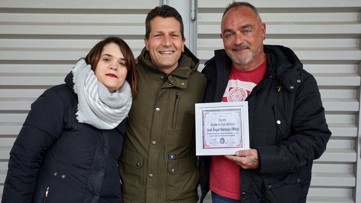 Miki Bermejo, coleccionista de cromos y otros materiales relacionados con Osasuna, organiza el 'Rastrillo Rojillo' en los bajos del Estadio de El Sadar. IÑIGO ALZUGARAY