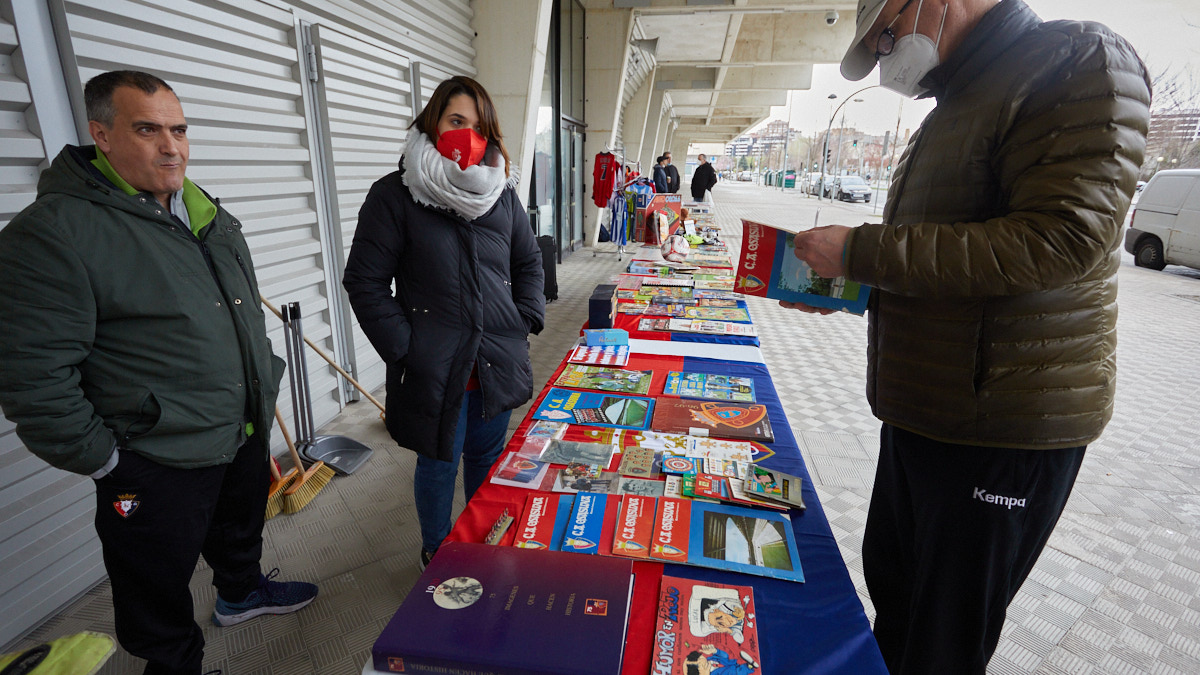Miki Bermejo, coleccionista de cromos y otros materiales relacionados con Osasuna, organiza el 'Rastrillo Rojillo' en los bajos del Estadio de El Sadar. IÑIGO ALZUGARAY