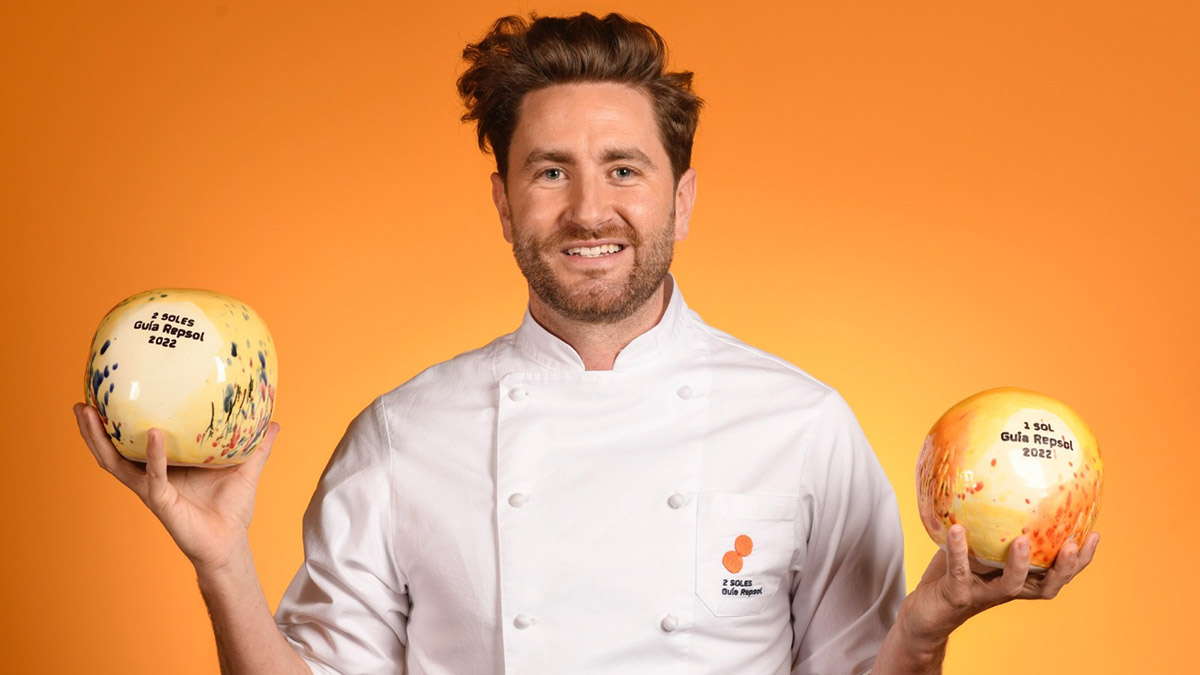 Leandro Gil, con los reconocimientos de Tres Soles de la Guía Repsol a AlmaPamplona. CEDIDA