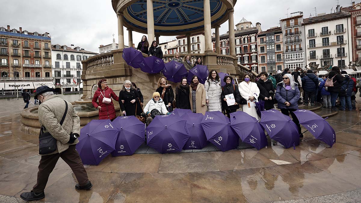 El Comité de Entidades Representantes de Personas con Discapacidad de Navarra (CERMIN) se ha sumado este martes al manifiesto elaborado con motivo del Día Internacional de la Mujer por la Fundación CERMI, que denuncia la "exclusión sistemática a la que se ven sometidas las mujeres y niñas con discapacidad". Así lo han manifestado en una concentración celebrada este martes en la Plaza del Castillo de Pamplona, donde la entidad ha remarcado en el manifiesto que "aún queda mucho camino por recorrer", ya que "siguen siendo consideradas ciudadanas de segunda". EFE/ Jesús Diges