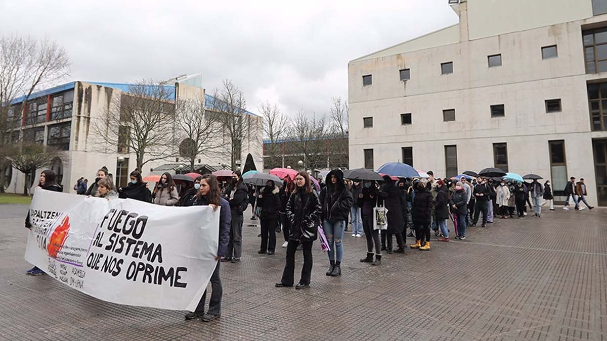 Concentración en la UPNA con motivo del 8-M, Día Internacional de la Mujer. UPNA