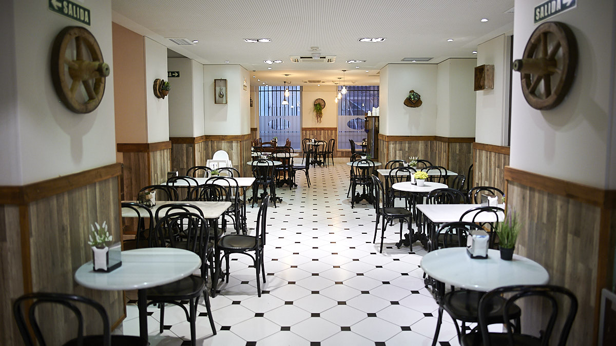 Cafetería “La Forca” en el Paseo Sarasate de Pamplona. PABLO LASAOSA