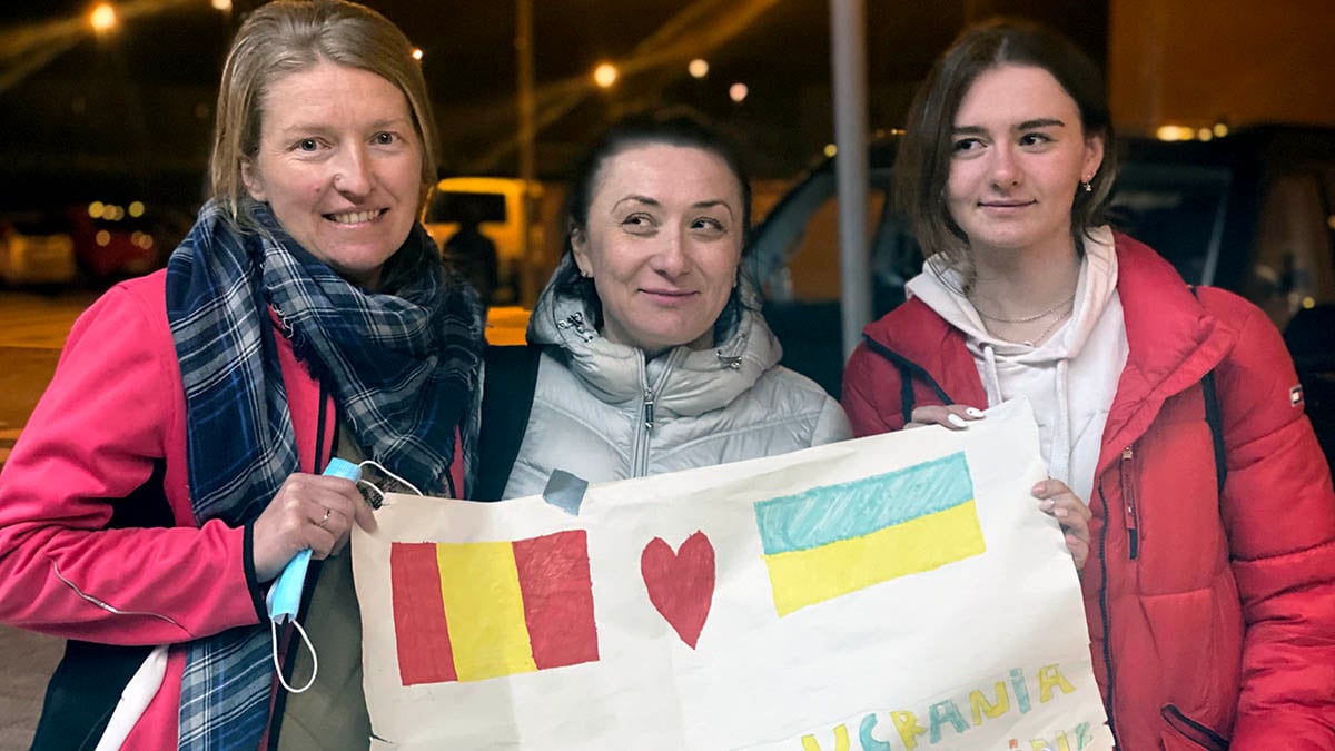 Oksana y Alina posan en Pamplona la noche del sábado junto a su amiga ucraniana (izquierda) que les ha acogido en su casa del barrio de Ezcaba.