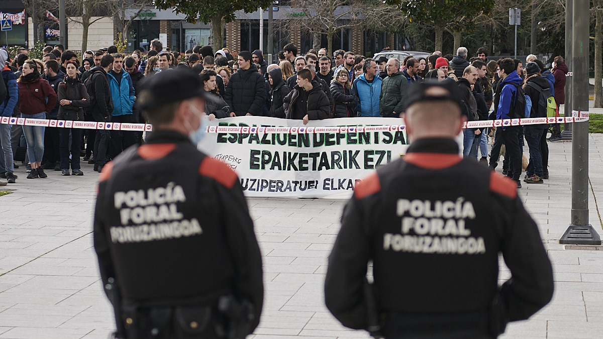 Juicio por un delito de atentado a agente de la autoridad ocurrido durante el desalojo del gaztetxe de la Rochapea en el que el fiscal solicita 3 años y 9 meses de prisión para cinco acusados y 2 años para un sexto inculpado.