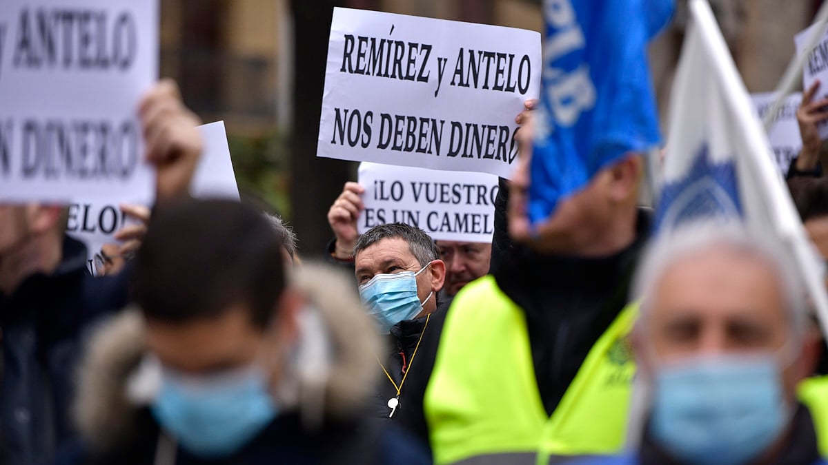 Concentración de policías forales para protestar por la "inacción" de la consejería de Interior en el desarrollo reglamentario de la ley 23/2018 de Policías de Navarra. PABLO LASAOSA