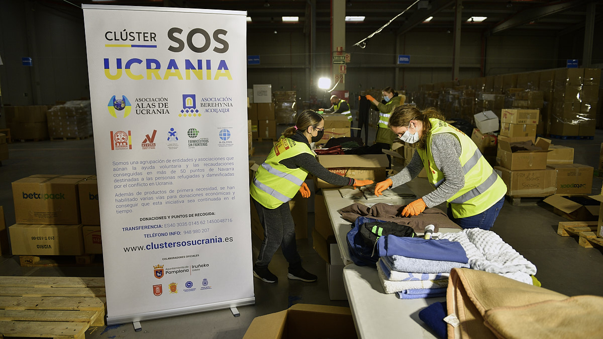 Decenas de personas voluntarias colaboran ordenando y recepcionando material para enviar a Ucrania. PABLO LASAOSA