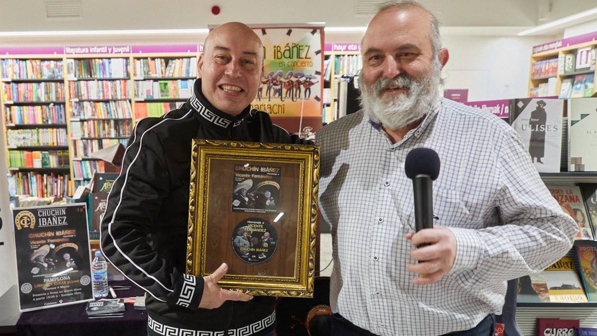 Presentación del nuevo trabajo de Chuchín Ibáñez, 'Homenaje a Vicente Fernández'. en la Librería Elkar de Pamplona. IÑIGO ALZUGARAY