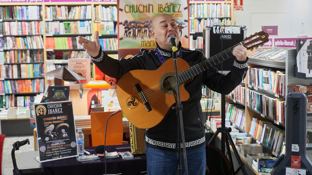 Presentación del nuevo trabajo de Chuchín Ibáñez, 'Homenaje a Vicente Fernández'. en la Librería Elkar de Pamplona. IÑIGO ALZUGARAY