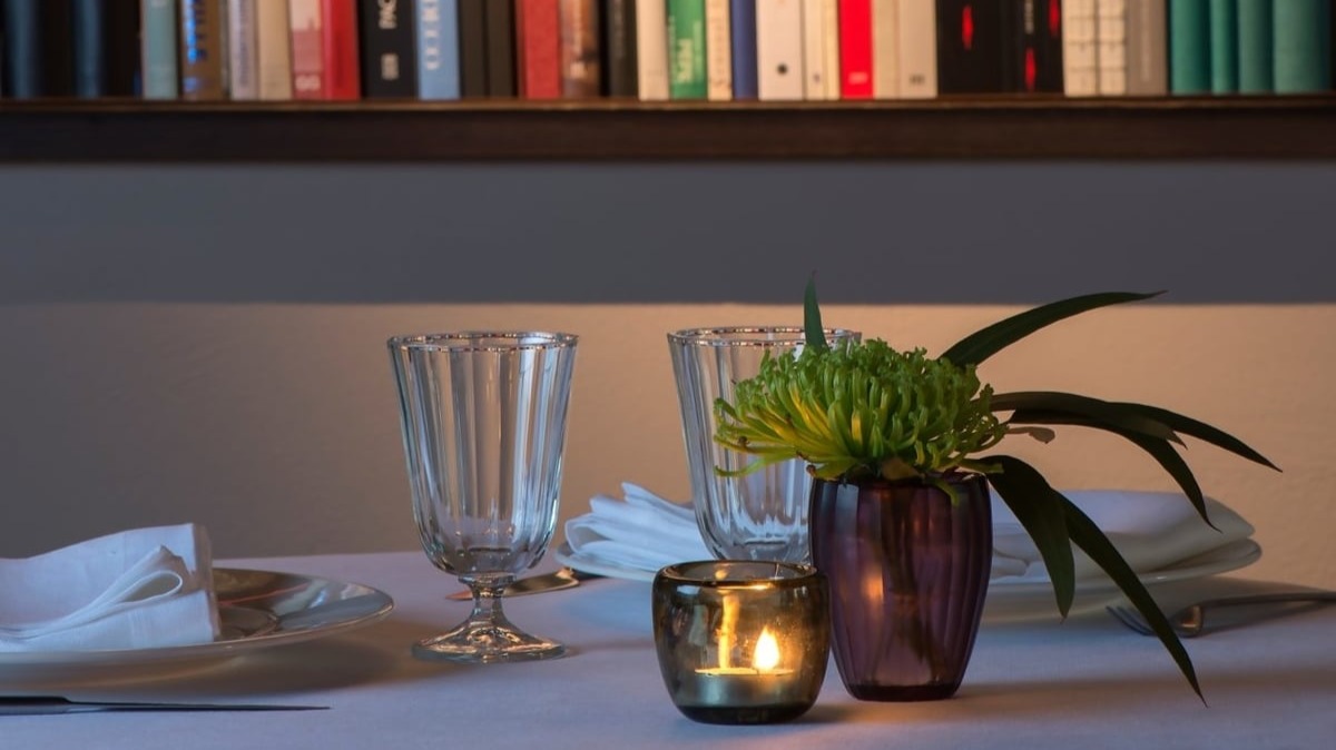 Una de las mesas del restaurante pamplonés La Biblioteca. Foto: Alma Hotels.