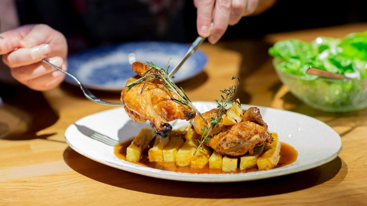 Pollo de Bresse a la brasa en el Restaurante Hamabi. Foto: Guía Repsol.