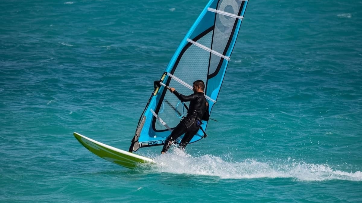 Practicar Windsurf es un plan original para celebrar el Día del Padre. Foto: Pixabay.