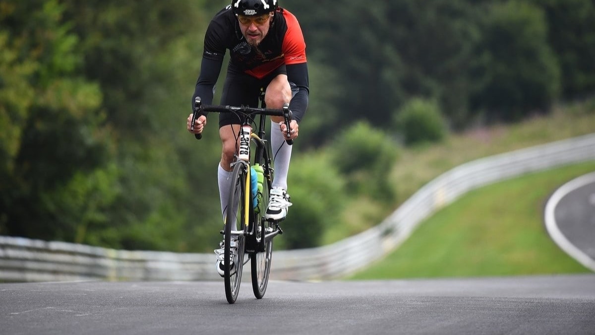 Debes adelantar a los ciclistas manteniendo la distancia de seguridad obligatoria. Foto: Pixabay.