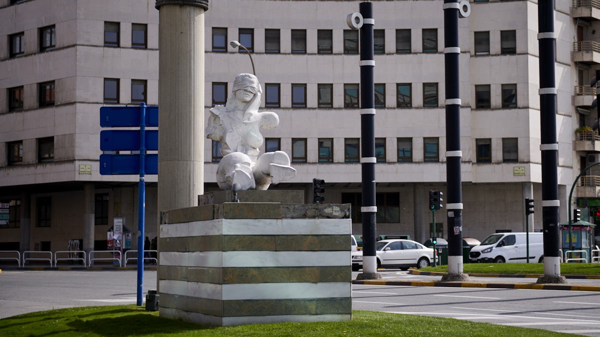 Dos estatuas, una de un hombre y otra de una mujer, integran el Monumento a la paz. IRANZU LARRASOAÑA