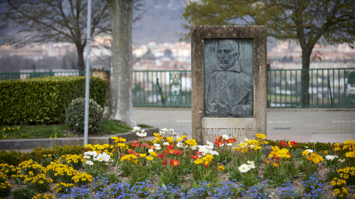 El monumento en homenaje a Juan Huarte de San Juan se encuentra junto al Colegio de Médicos. IRANZU LARRASOAÑA