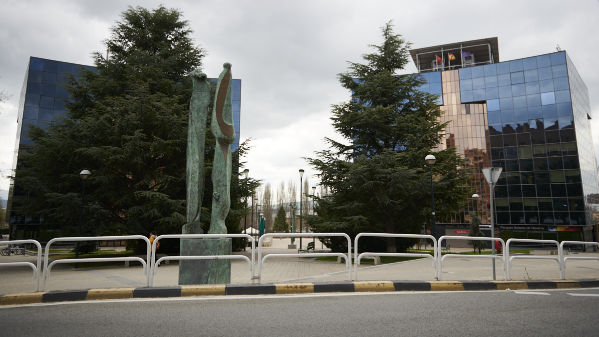 Personajes se encuentra ubicada frente a los Edificios Inteligentes y muestra a dos personas enfrentadas. IRANZU LARRASOAÑA