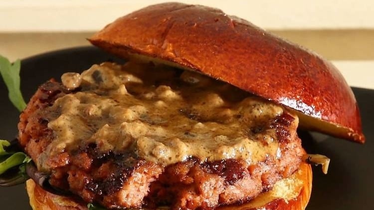 Hamburguesa vegana con salsa de hongos y baby leaf, de La Gardabera. Foto: La Gardabera.