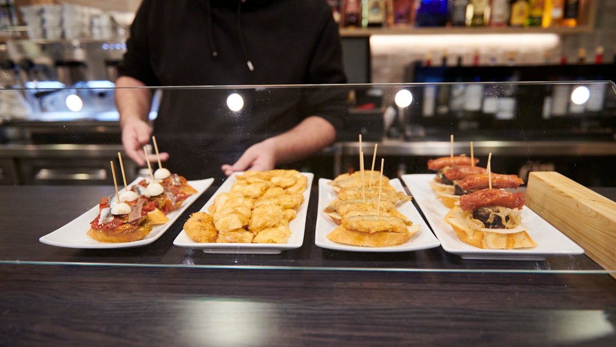 Además de recetas de casquería, en el establecimiento se puede degustar una amplia variedad de pintxos. IRANZU LARRASOAÑA