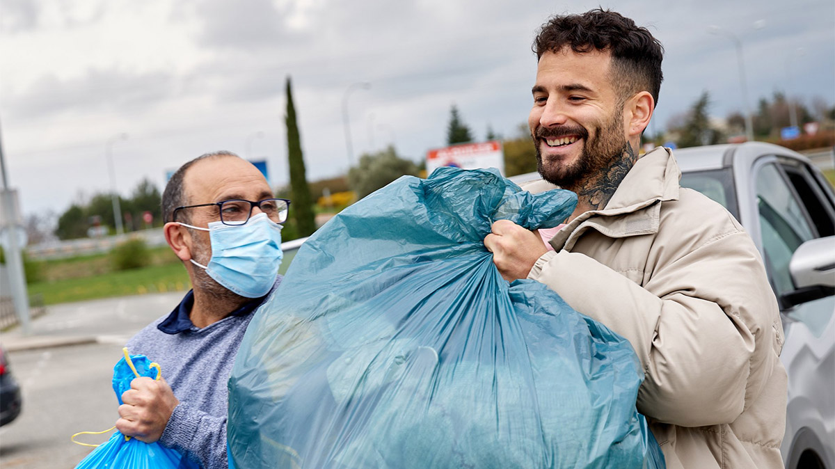 Rubén García recogiendo ropa y comida para los refugiados de Ucrania. @RubenGarcia14