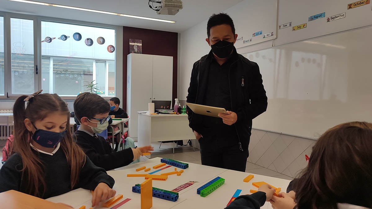 El profesor Yeap Ban Har durante un momento de su clase de matemáticas con alumnos de Miravalles-El Redín de Pamplona. CEDIDA