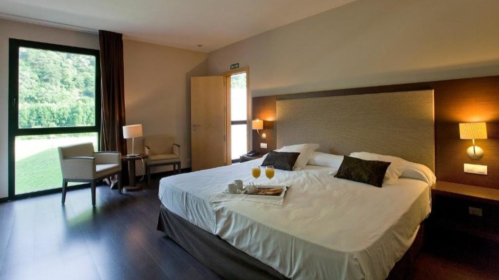 Una de las habitaciones del Balneario de Elgorriaga. Foto: Booking.