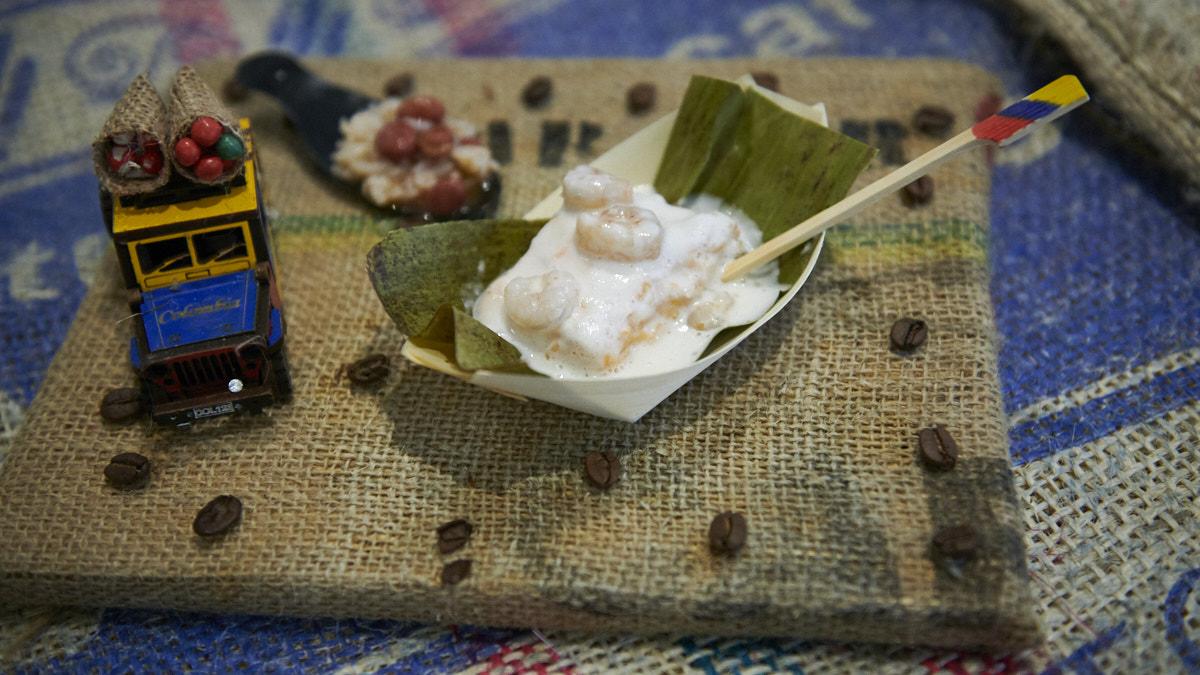 Liliana y César, del Bar Mar, en Burlada, posan con sus dos pinchos de Colimbia e Italia para el I Primer Festival Internacional del Pintxo de Burlada. PABLO LASAOSA