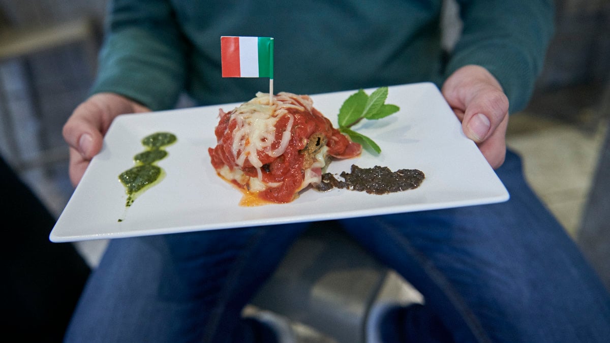 Liliana y César, del Bar Mar, en Burlada, posan con sus dos pinchos de Colimbia e Italia para el I Primer Festival Internacional del Pintxo de Burlada. PABLO LASAOSA