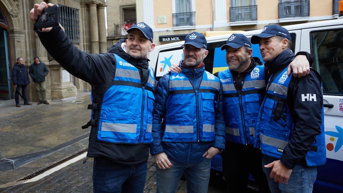 Dos ambulancias con material sanitario especializado parten con destino a Ucrania para entregarlas a dos hospitales ucranianos. IÑIGO ALZUGARAY