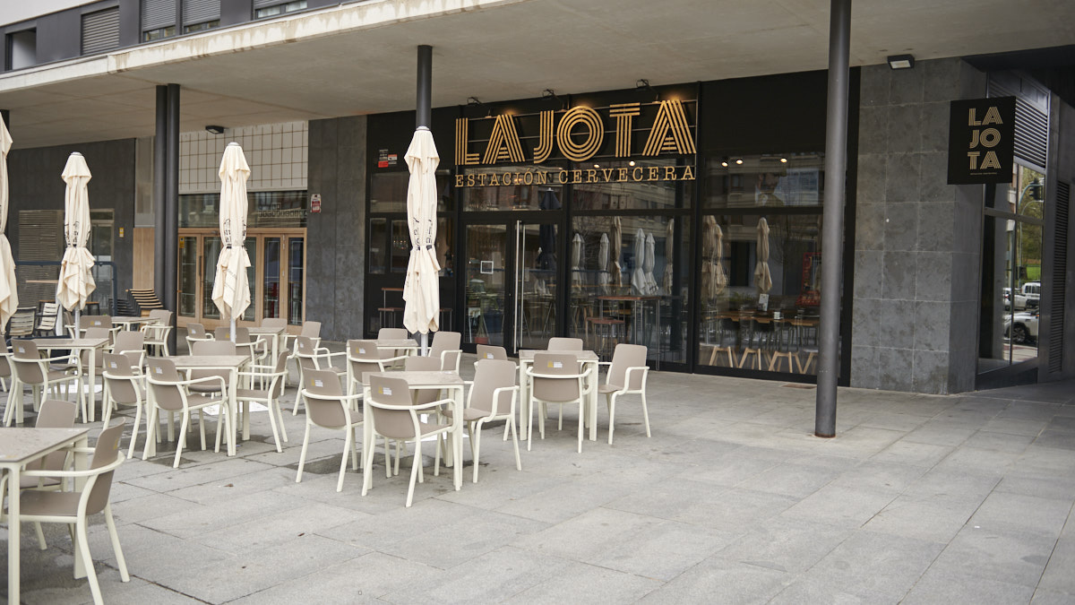 Cervecería La Jota en la Plaza Leonor de Trastámara de Iturrama nuevo. PABLO LASAOSA