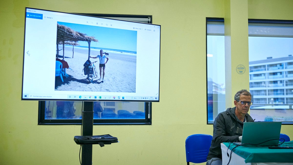 ponencia de Peio Ruiz Cabestany sobre su vuelta al mundo en bicicleta. PABLO LASAOSA