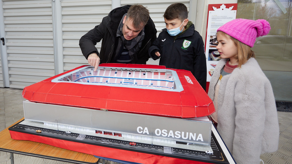 Maqueta del Estadio de El Sadar en el rastrillo rojillo de los domingos. IÑIGO ALZUGARAY