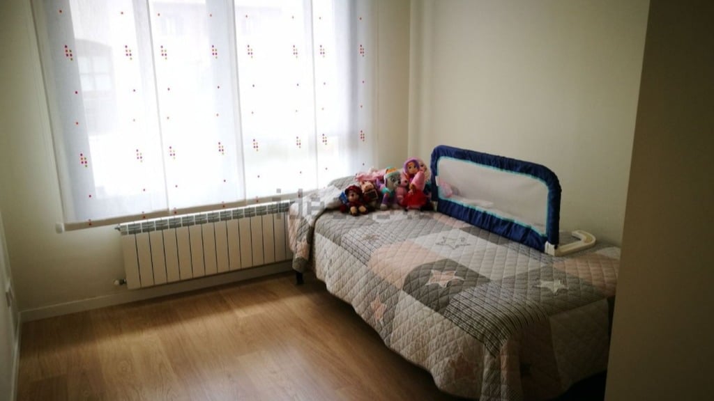 Una de las habitaciones del chalet situado en Garínoain. Foto: Idealista.