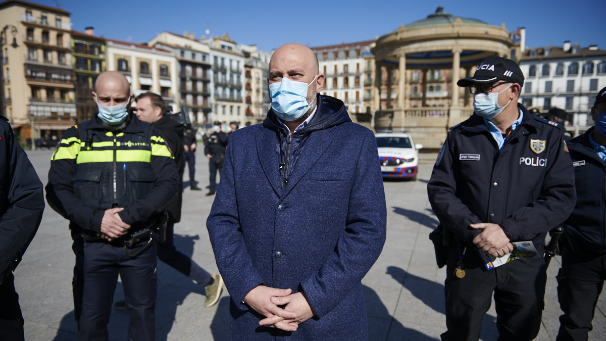 Presentación de dos policías de Portugal y uno de Países Bajos que patrullarán con la Policía Nacional en Navarra dentro del proyecto de Comisarias Europeas para el Camino de Santiago. PABLO LASAOSA