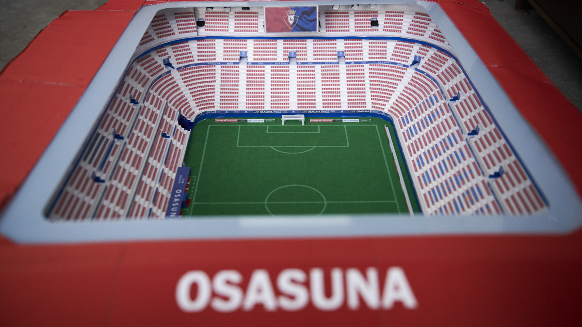 Mikel Fernández posa con su maqueta del estadio El Sadar, realizada por el. PABLO LASAOSA