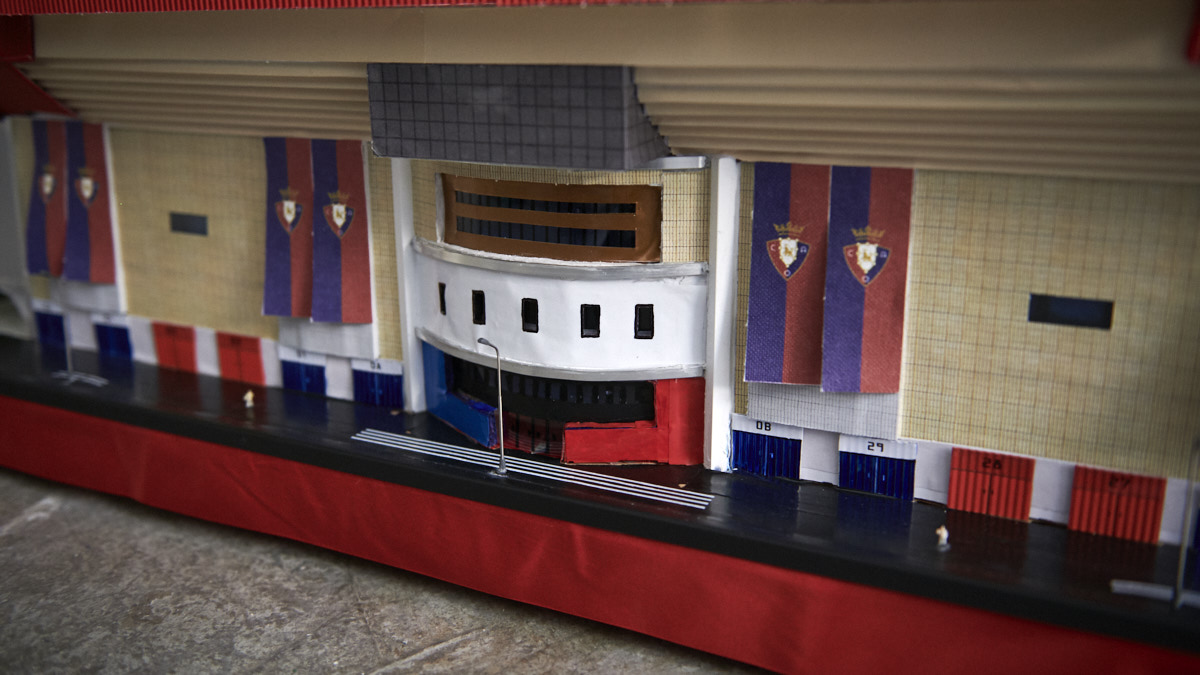 Mikel Fernández posa con su maqueta del estadio El Sadar, realizada por el. PABLO LASAOSA
