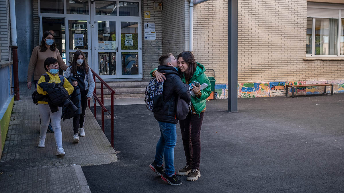 Galina abraza a su hijo Igor a la salida del colegio público San Miguel de Santesteban. GOBIERNO DE NAVARRA