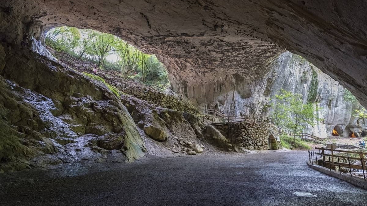 Interior de las Cuevas de Zugarramurdi. Foto: Pixabay.