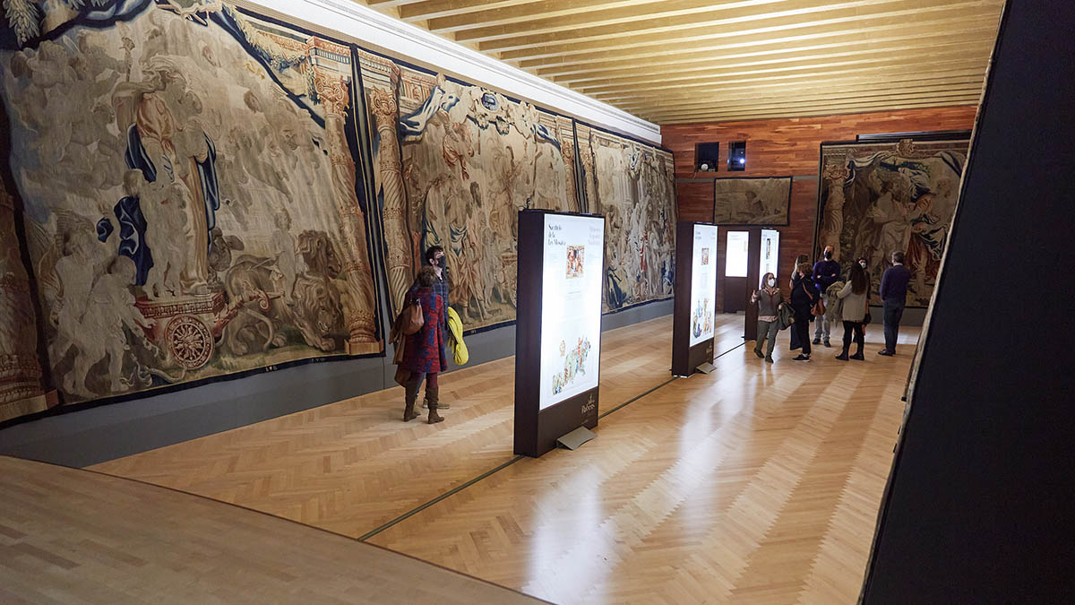 Tapices en la exposición. CEDIDA