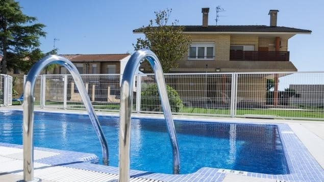 Piscina privada de la casa Villa Oasis de Bardenas. Foto: Escapada Rural.