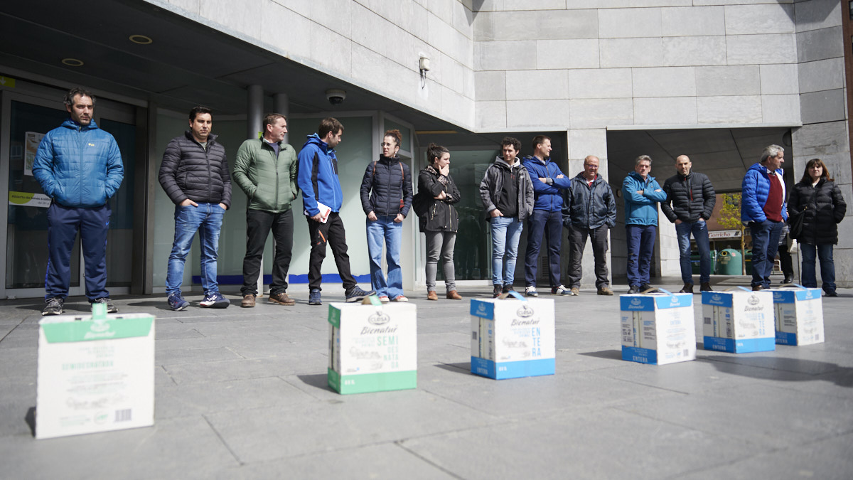 Representantes del sector lácteo de Navarra regalan leche a las puertas de un supermercado para reivindicar la situación en la que se encuentran los productores. PABLO LASAOSA