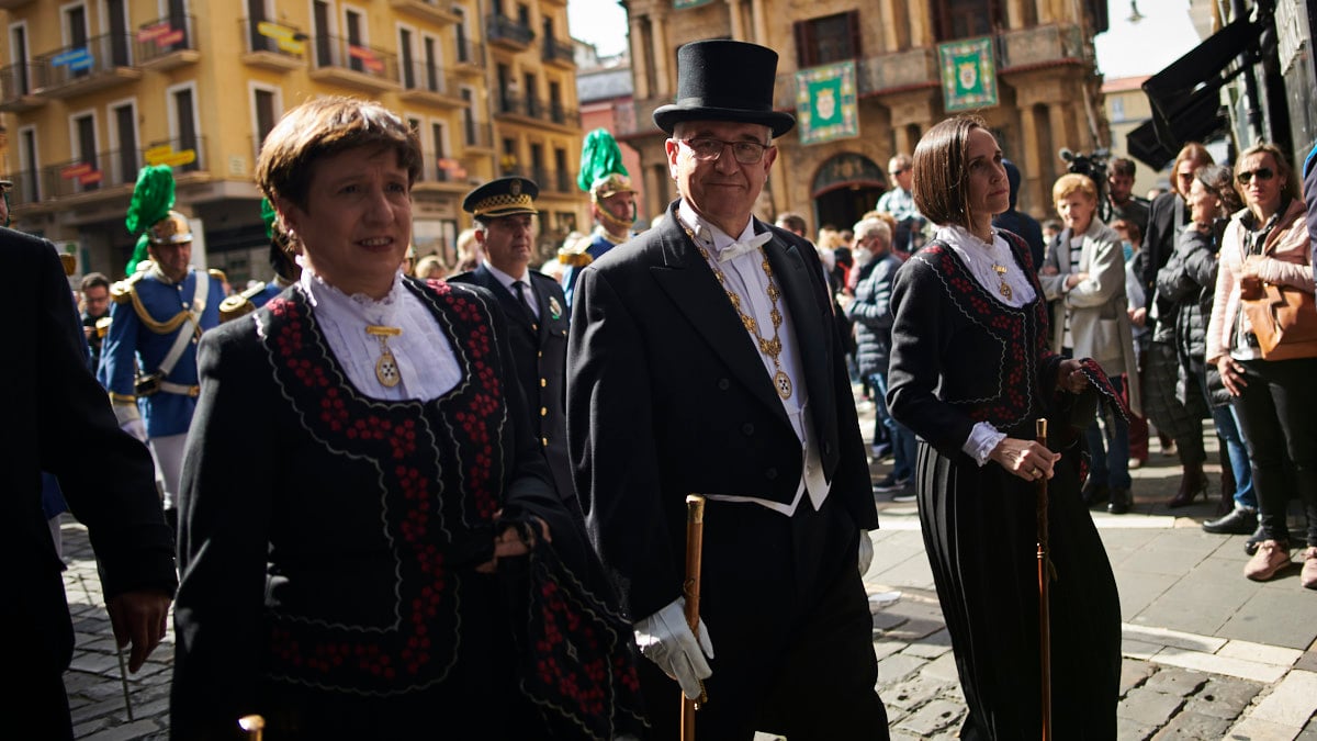 La Corporación Municipal del Ayuntamiento de Pamplona participa junto a la Hermandad de la Pasión en la Función de las Cinco Llagas. PABLO LASAOSA