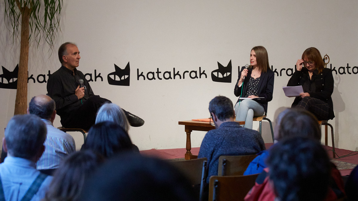 El escritor Miguel Izu presenta su cuarta novela, 'La habitación de Vanderford', acompañado por las también escritoras Susana Rodríguez Lezaun y Laura Pérez de Larraya. IÑIGO ALZUGARAY