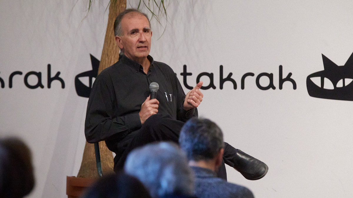 El escritor Miguel Izu presenta su cuarta novela, 'La habitación de Vanderford', acompañado por las también escritoras Susana Rodríguez Lezaun y Laura Pérez de Larraya. IÑIGO ALZUGARAY