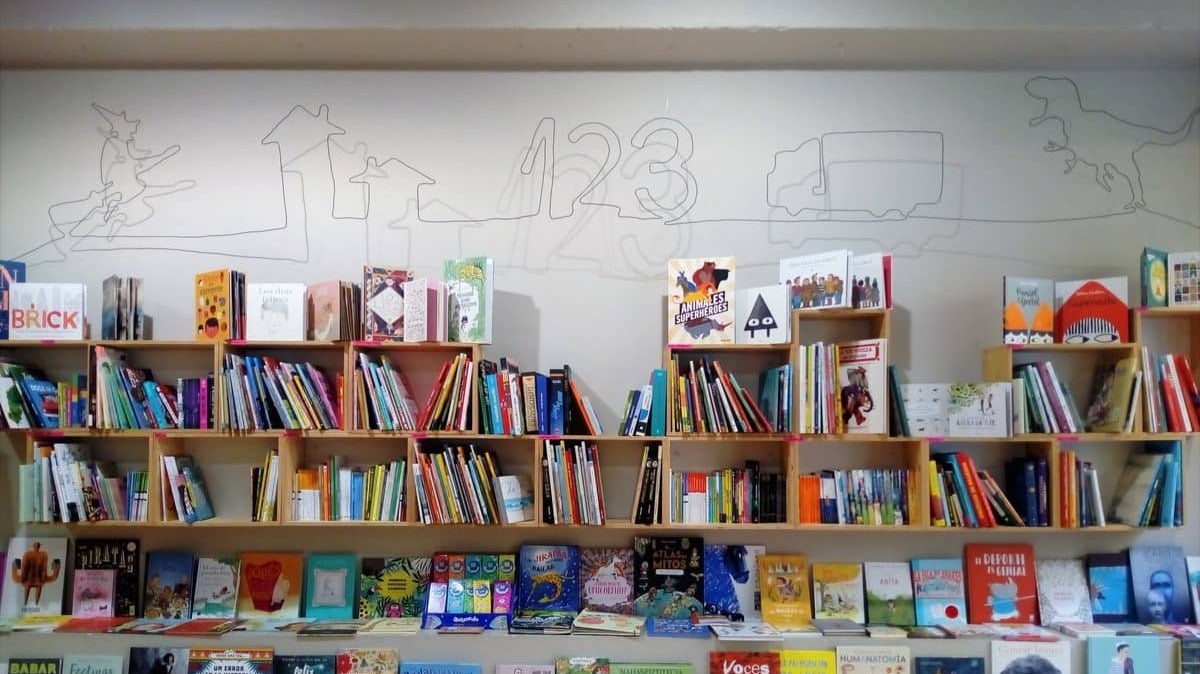 Interior de la librería Chundarata de Pamplona. Foto: Librería Chundarata.