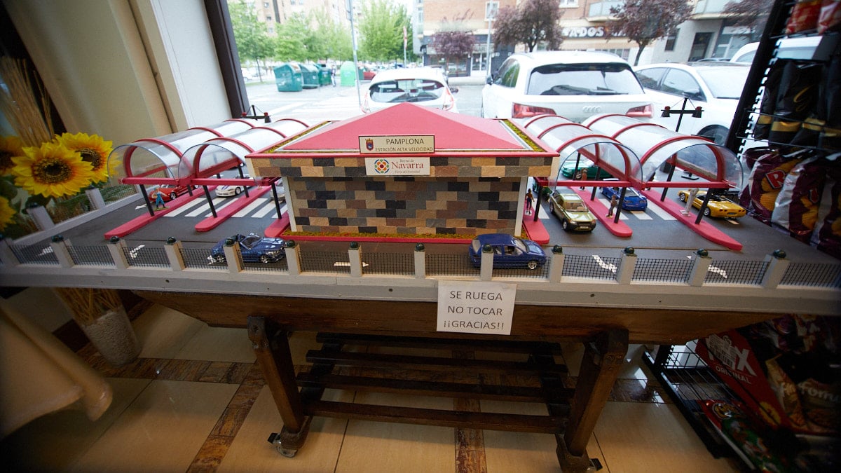 Maqueta de la futura estación de ferrocarril de Berriozar, realizada por Ubaldo Marcos. IÑIGO ALZUGARAY