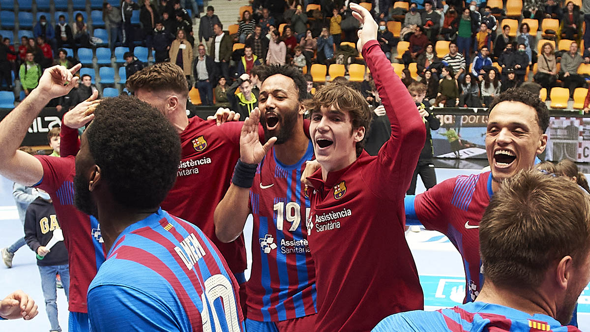 El jugador del F.C. Barcelona, Pablo Urdangarín (c) celebra con sus compañeros el título de la Liga Asobal tras derrotar al Helvetia Anaitasuna en el partido disputado en el pabellón Anaitasuna de Navarra este sábado. EFE/Iñaki Porto